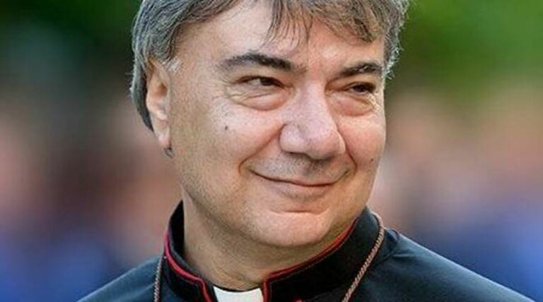 Domenico-Battaglia-arzobispo-Napoles_2310678965_15292532_1837x1024